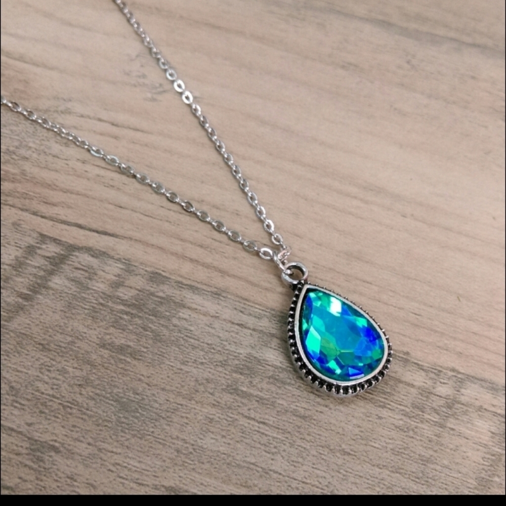 Turquoise Rhinestone Pendant & Necklace - Picture 2 of 4